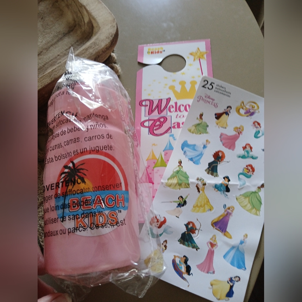 NWT DISNEY PRINCESSES BACKPACK WITH EXTRA GOODIES - Picture 2 of 2